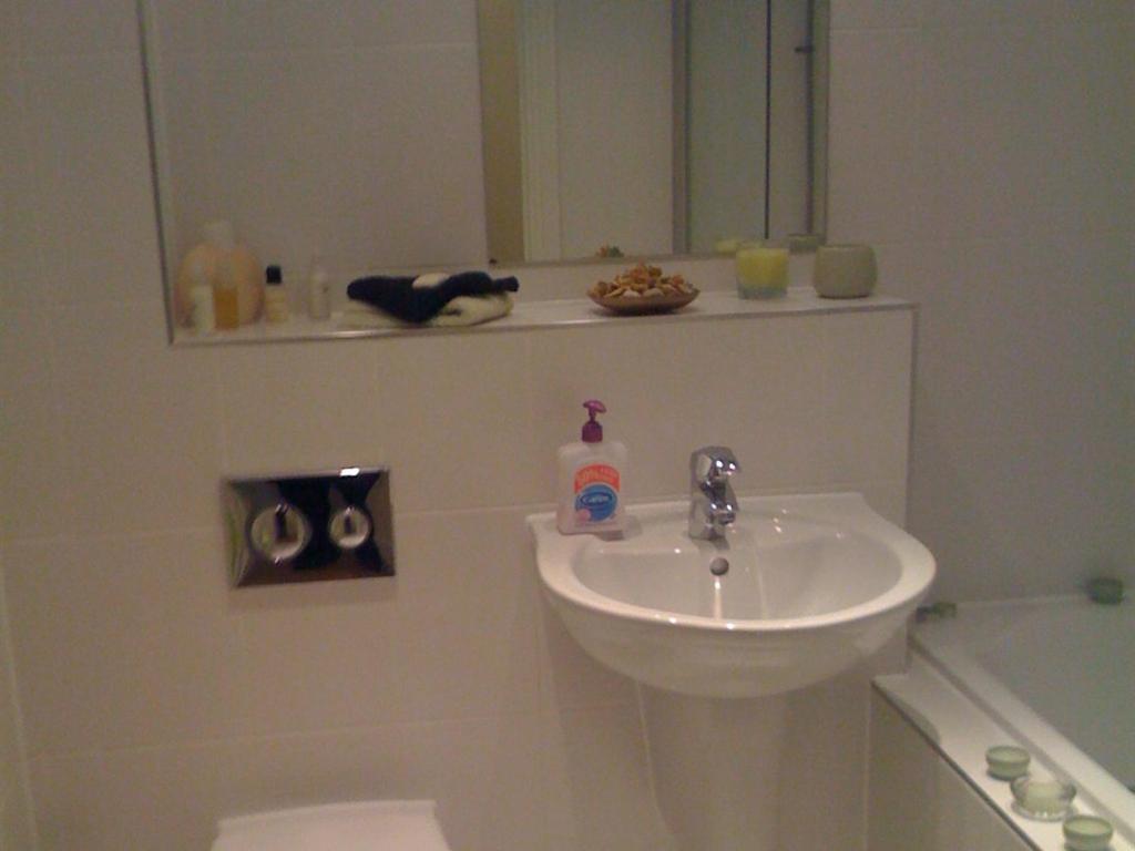 Apple House Guesthouse Heathrow Airport Хитроу Экстерьер фото